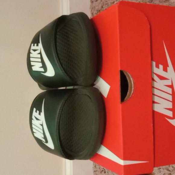 Black Nike Slides Size 9 - Picture 3 of 5